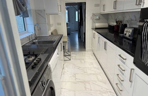 Belvedere House | Charming 3B Home in East London - Cozy and Central