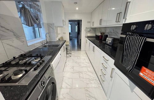 Belvedere House | Charming 3B Home in East London - Cozy and Central