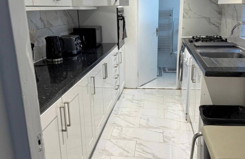 Belvedere House | Charming 3B Home in East London - Cozy and Central