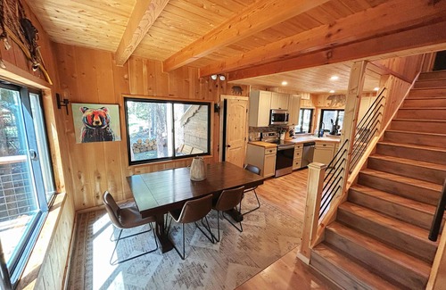 Pla-Vada Woodlands Cabin | Charming 3BR Getaway/10 min to Donner Lake/BBQ/Hikes/Board Games/Fireplace