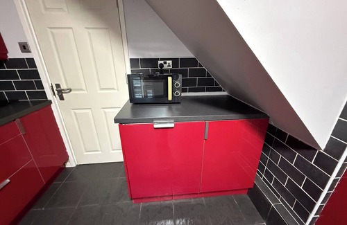 Dudley House | Charming 3BR House - WiFi, Parking, Pet Friendly