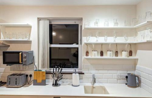 Seven Sisters Apartment | Charming 3BR in Trendy Tottenham Neighborhood