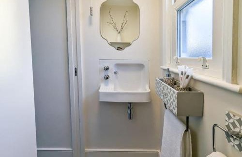 Seven Sisters Apartment | Charming 3BR in Trendy Tottenham Neighborhood