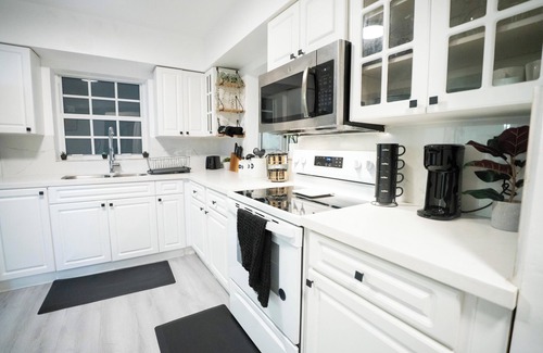 Golden Glades House | Charming 3BR Miami Home with Stylish Lounge, Coffee Bar & Peaceful Vibes
