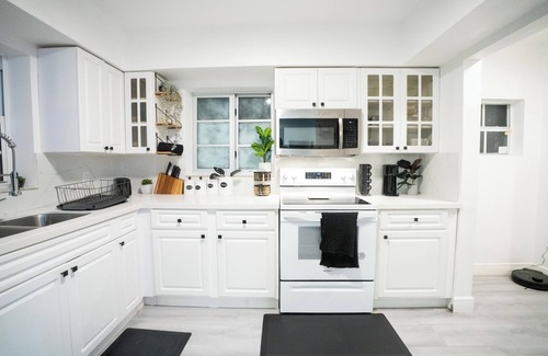 Golden Glades House | Charming 3BR Miami Home with Stylish Lounge, Coffee Bar & Peaceful Vibes