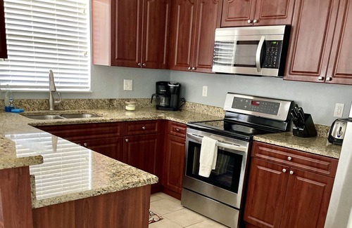 Oakford Park House | CHARMING 3BR POOL SPA home in Midtown Tampa!