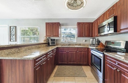 Oakford Park House | CHARMING 3BR POOL SPA home in Midtown Tampa!