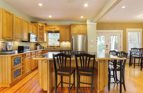 Weinland Park House | Charming 3BR w/Hot Tub + Garden | Near OSU + More