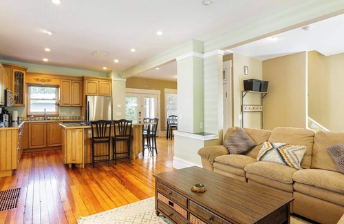 Weinland Park House | Charming 3BR w/Hot Tub + Garden | Near OSU + More