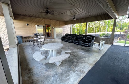 Pilot Mountain Ski Chalet | Charming 4-bedroom Chalet with WiFi and Welcoming View of Pilot Mountain