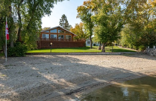 Petersfield Cabin | Charming 4-bedroom cabin on water in wonderful Petersfield with WiFi and TV