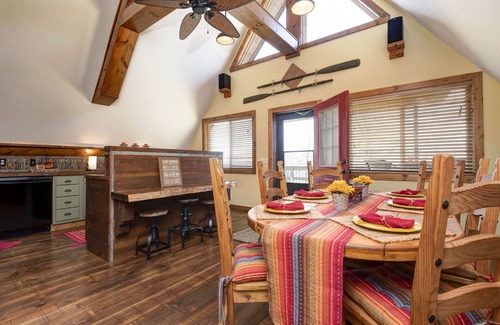 Lampe Cabin | Charming 4-bedroom cabin overlooking Table Rock Lake