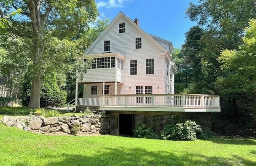 Falmouth House | Charming 4-bedroom country house with WiFi and AC in Falmouth