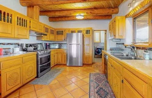 Arroyo Hondo House | Charming 4-bedroom house with hot tub, AC and WiFi in welcoming El Prado