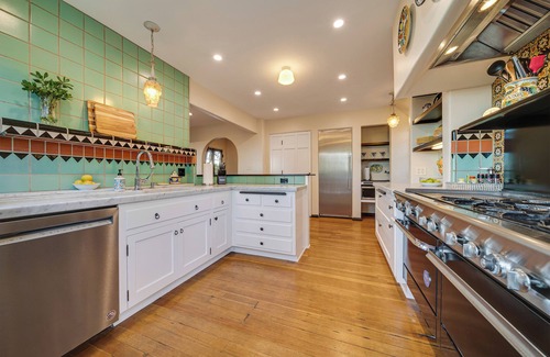 Rossmoyne House | Charming 4-bedroom house with WiFi, AC in fabulous Glendale