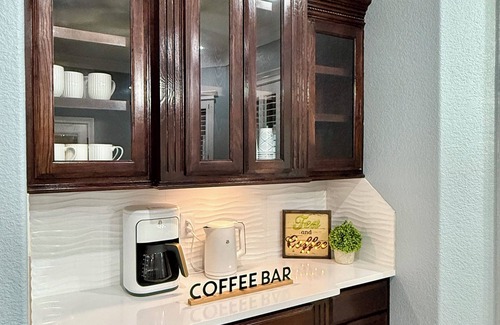 Midland House | Charming 4-bedroom house + pool + with AC and WiFi in lovely Midland, TX.