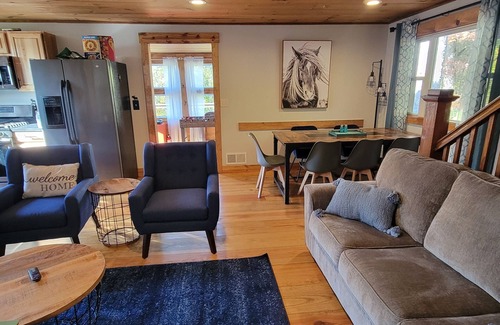 McHenry House | Charming 4-bedroom house in Oakland WiFi, Foosball table, game console, hot tub