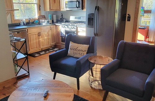 McHenry House | Charming 4-bedroom house in Oakland WiFi, Foosball table, game console, hot tub