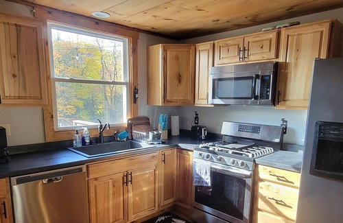 McHenry House | Charming 4-bedroom house in Oakland WiFi, Foosball table, game console, hot tub