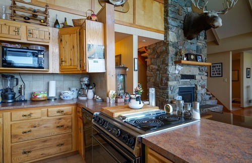 Coolin Cabin | Charming 4-bedroom lake front cabin in serene Coolin, ID
