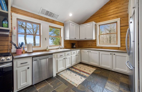 Liberty House | Charming 4-bedroom log home with WiFi and AC in pleasant Liberty