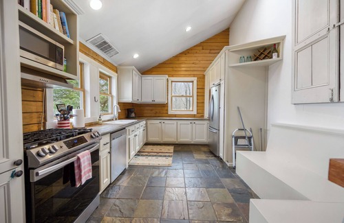 Liberty House | Charming 4-bedroom log home with WiFi and AC in pleasant Liberty