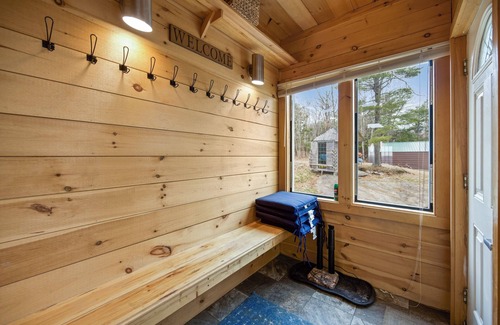 Liberty House | Charming 4-bedroom log home with WiFi and AC in pleasant Liberty