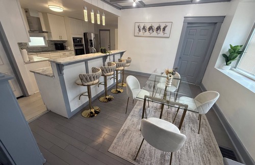 Northeast Kansas City House | Charming 4-bedroom house with WiFi, AC in marvelous Kansas City