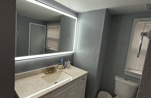 Northeast Kansas City House | Charming 4-bedroom house with WiFi, AC in marvelous Kansas City