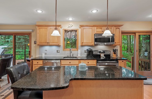 Lake Harmony Cottage | Charming 4-bedroom cottage with Pickle Ball Court, AC and WiFi in Lake Harmony