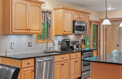 Lake Harmony Cottage | Charming 4-bedroom cottage with Pickle Ball Court, AC and WiFi in Lake Harmony