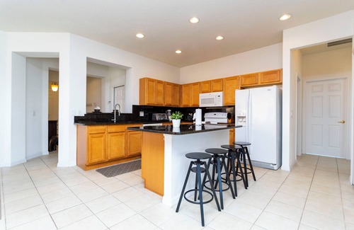 Seasons Villa | Charming 4-bedroom villa with AC, fitness room, WiFi in Kissimmee