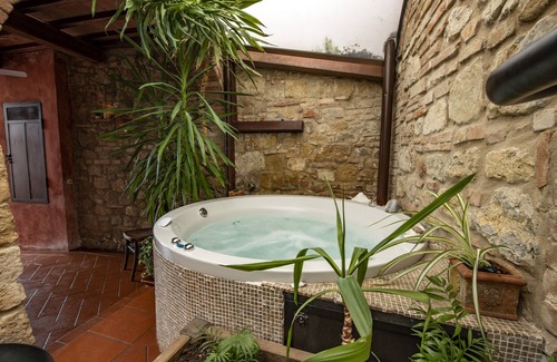 San Gimignano Villa | Charming 4-bedroom villa in San Gimignano with private pool, hot tub and gym.