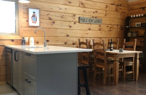 North Kawartha Cottage | Charming 4 season log cabin Lakefront Retreat