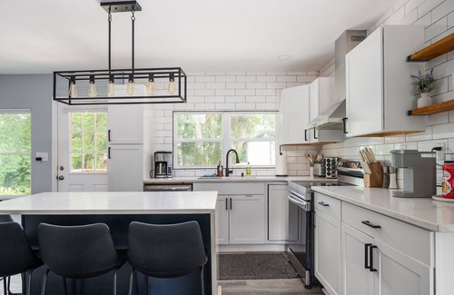 Gresham Park House | Charming 4bd/4ba house, 2 King Beds, Firepit, Game Area in beautiful Atlanta