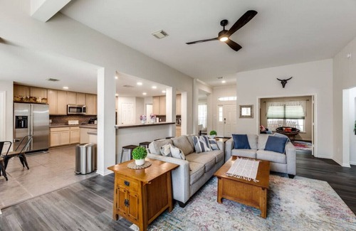 Johnson City House | Charming 4BDRM Home/Pool & Hot Tub/Near Wineries!