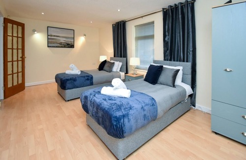 Knowle Sands House | Charming 4bedroom House at Silicon Court