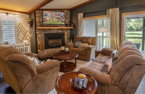 Beech Mountain Cottage | Charming 4BR Cottage, 1 Mile to Skiing! Fire Pit! Mountain Views! King Master!