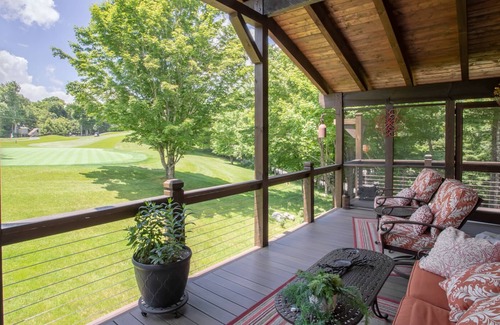 Beech Mountain Cottage | Charming 4BR Cottage, 1 Mile to Skiing! Fire Pit! Mountain Views! King Master!