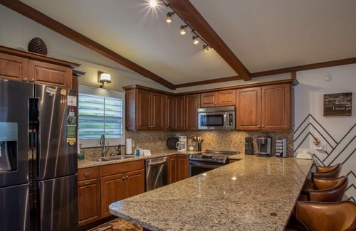 Beech Mountain Cottage | Charming 4BR Cottage, 1 Mile to Skiing! Fire Pit! Mountain Views! King Master!