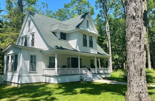 Roaring Brook Cottage | Charming 5-bedroom Roaring Brook cottage in Harbor Springs with beach access.