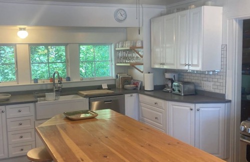 Kennebunk Cottage | Charming 5-bedroom cottage located on the tidal Kennebunk River