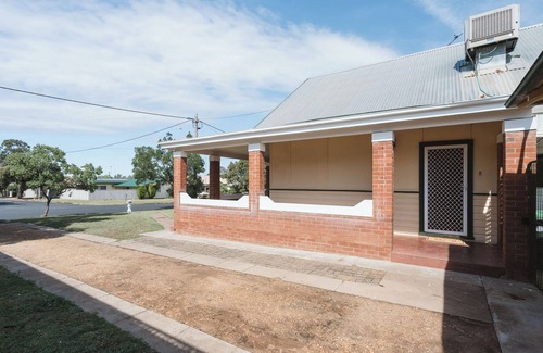 Dubbo House | Charming 5-Bedroom in Dubbo, 5 mins Drive to Mall