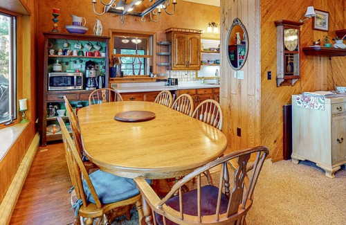 Lake Tomahawk House | Charming 5BR Lake Home, Dog-friendly, with a full bar, Kayaks, Gas Grill, & WIFI