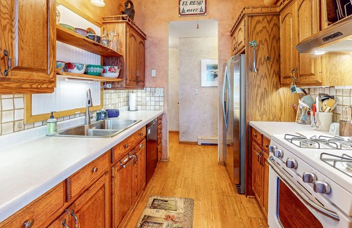 Lake Tomahawk House | Charming 5BR Lake Home, Dog-friendly, with a full bar, Kayaks, Gas Grill, & WIFI