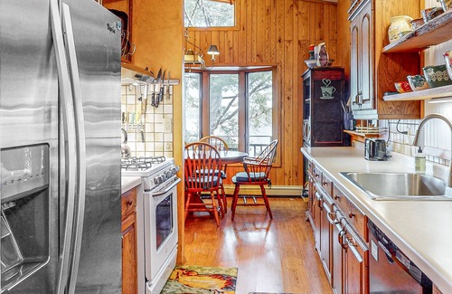 Lake Tomahawk House | Charming 5BR Lake Home, Dog-friendly, with a full bar, Kayaks, Gas Grill, & WIFI