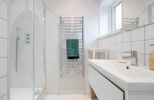 East Walworth House | Charming 6-bedroom Victorian House, near London Bridge