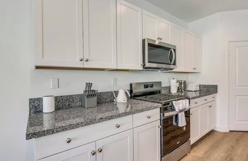 Coachella House | Charming 7-bedroom house Pickleball+Spa+Pool+BBall+13Beds