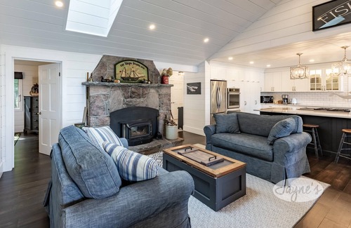 Torrance Cottage | Charming 8 bed 4 bath cottage/bunkie/boathouse on Lake Muskoka