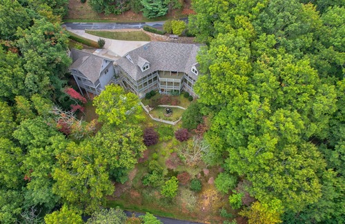Dillard Cabin | Charming 8-bedroom cabin in marvelous Sky Valley